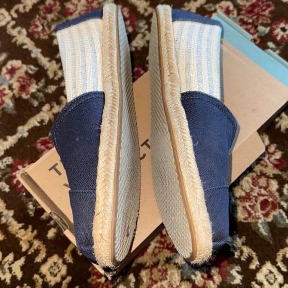 TOMS Women’s Navy Slip-On Loafers - Picture 2 of 4